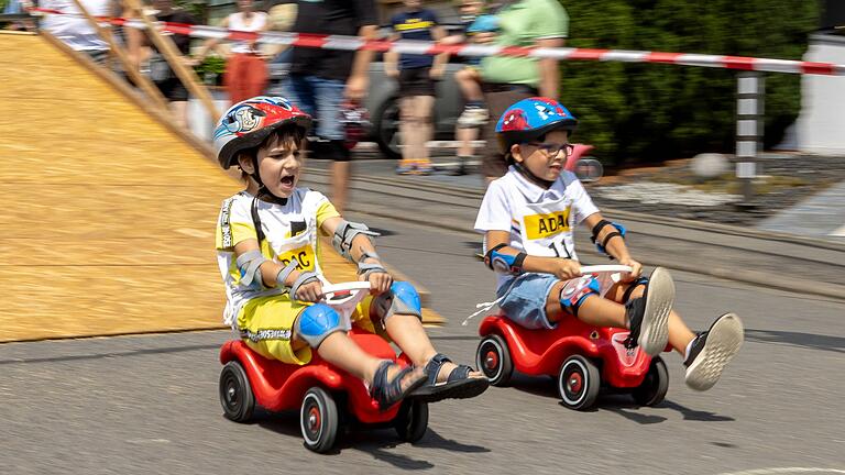 Viel Spaß hatten beim Bobbycar-Rennen in Knetzgau sowohl die Teilnehmerinnen und Teilnehmer als auch die vielen Zuschauerinnen und Zuschauer am Straßenrand.