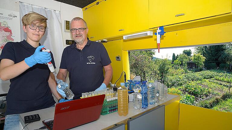 Harald Guelzow und Lina Remme im Labormobil       -  Lina Remme (links) und Harald Gülzow untersuchen eine Wasserprobe im Labormobil, mit dem sie auch nach Bad Königshofen gekommen waren.