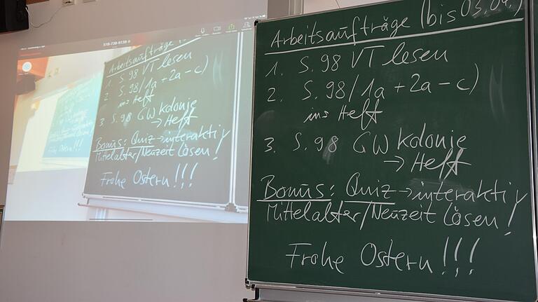 Auf die Tafel müssen die Schüler nicht verzichten: Sie wird live ins Internet übertragen.