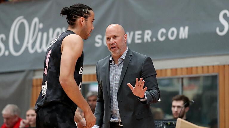 Ex-Baskets-Spieler Xavier Cooks (links) hat Baskets-Coach Denis Wucherer (rechts) Infos zu Craig Moller gegeben – anscheinend nur gute.