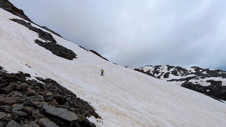 Düstere Szenerie: Querung eines Schneefeldes auf dem Weg von der Glorer zur Lienzer Hütte. Düstere Szenerie: Querung eines Schneefeldes auf dem Weg von der Glorer zur Lienzer Hütte.