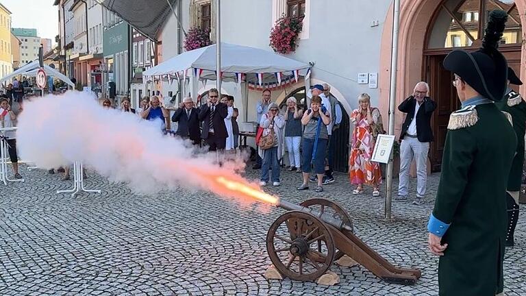 Beim Schuß mit der kleinen Kanone in Bad Königshofen sieht man auch den Feuerstrahl. Abstand halten ist deshalb besonders wichtig.