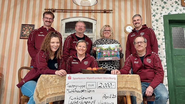 Im Bild hinten von links: Thorsten Eschenbacher, Richard Stark, Sylvia Kippes / Klinikclowns, Christian Koos sowie vorn Lisa-Marie Babl, Steffi Koch, Uwe Hilse (Schauspieler).