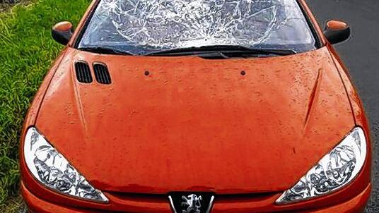 4000 Euro Schaden hinterließ ein Unbekannter an diesem Peugeot, indem er ihn mit einem Kanaldeckel bearbeitete. 4000 Euro Schaden hinterließ ein Unbekannter an diesem Peugeot, indem er ihn mit einem Kanaldeckel bearbeitete.