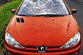 4000 Euro Schaden hinterließ ein Unbekannter an diesem Peugeot, indem er ihn mit einem Kanaldeckel bearbeitete.