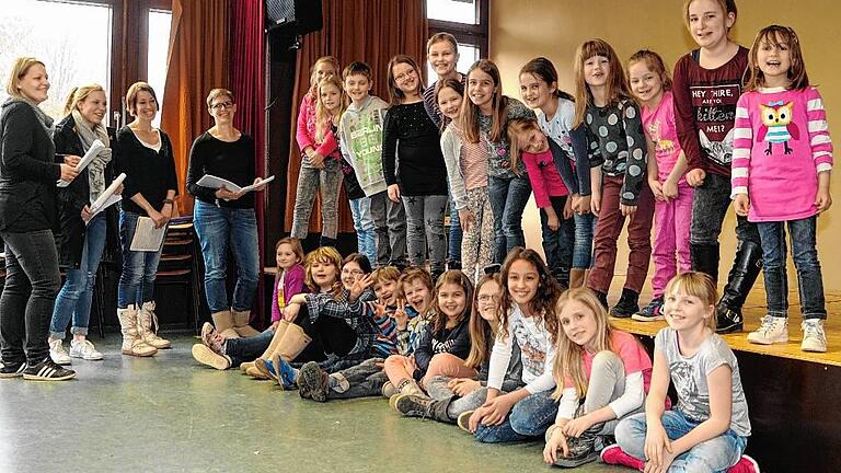 Die Darsteller aus der Röttinger Grundschule proben bereits seit Oktober eifrig das Singspiel „Der kleine Tag“ für ihren großen Auftritt bei den Röttinger Kinderfestspielen. Unterstützt werden sie dabei unter anderem (von links) von der stellvertretenden Schulleiterin Simone Stachel (Choreografie), Lea Umscheid (Textstudium), Frederike Faust (Gesang) und Bettina Bumm (Regie). Die Darsteller aus der Röttinger Grundschule proben bereits seit Oktober eifrig das Singspiel „Der kleine Tag“ für ihren großen Auftritt bei den Röttinger Kinderfestspielen. Unterstützt werden sie dabei unter anderem (von links) von der stellvertretenden Schulleiterin Simone Stachel (Choreografie), Lea Umscheid (Textstudium), Frederike Faust (Gesang) und Bettina Bumm (Regie).