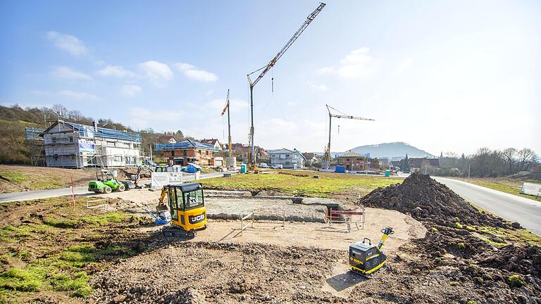 Im Baugebiet Mittelsetz II in Zeil schießen neue Eigenheime derzeit geradezu wie Spargel aus dem Boden. Doch auch in anderen Kommunen im Maintal wird kräftig gebaut. Diese Redaktion hat bei den Bürgermeistern nachgefragt, wo aktuell noch freie Parzellen zu kaufen sind und welche Gemeinden neue Baugebiete erschließen wollen.&nbsp;