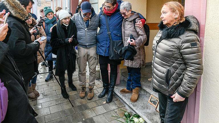 Stolpersteinverlegung:
Am Donnerstag wurden zum 30. Mal in Würzburg Stolpersteine verlegt. An der Verlegung in der Stephanstraße nahmen auch Verwandte aus Israel und Frankreich teil.