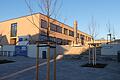 An der der Heinrich-Thein-Berufsschule wird gerade der dritte Bauabschnitt realisiert. In der Ansicht von der Hofheimer Straße aus erstrahlt die Schule bereits im neuen Glanz.