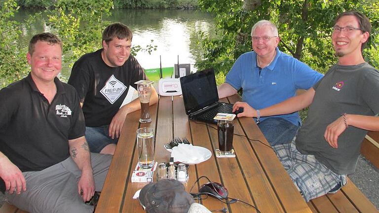 Experten unter sich (von links): Jeden dritten Freitag im Monat treffen sich Max Wohlfahrt, Robert Streng, Harals Eisenmenger und Alex Gutzeit zum Freifunk Franken Stammtisch im Meehäusle Haßfurt. Experten unter sich (von links): Jeden dritten Freitag im Monat treffen sich Max Wohlfahrt, Robert Streng, Harals Eisenmenger und Alex Gutzeit zum Freifunk Franken Stammtisch im Meehäusle Haßfurt.