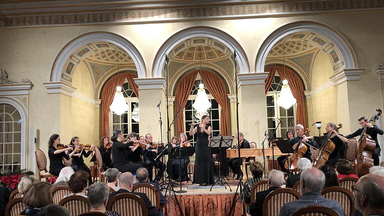 Dafür hatte Bach seine vier Orchestersuiten geschrieben: pure Unterhaltungsmusik - das bewiesen das Brückenauer Kammerorchester mit Konzertmeisterin Hannah Weirich. Mittig: Flötistin Magali Mosnier Foto: Thomas Ahnert       -  Dafür hatte Bach seine vier Orchestersuiten geschrieben: pure Unterhaltungsmusik - das bewiesen das Brückenauer Kammerorchester mit Konzertmeisterin Hannah Weirich. Mittig: Flötistin Magali Mosnier Foto: Thomas Ahnert