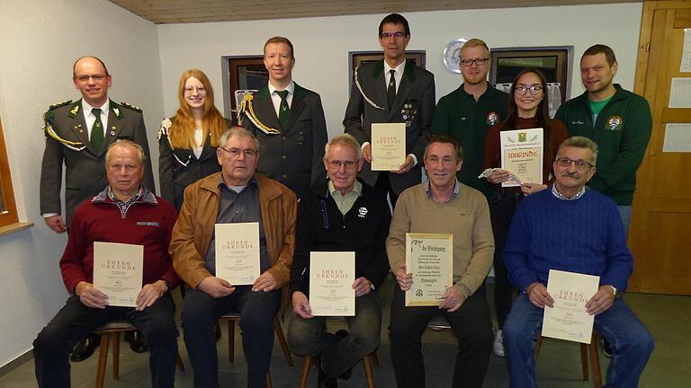 Ehrungen beim KKS Altfeld, auf dem Bild (hinten von links): Schützenmeister Christian Rücker, Melanie Pfenning, Sebastian Nitschky, Thomas Nitschky, Jan Gerberich, Tina Gerberich, Markus Eitel, (vorne von links) Berthold Eckert, Wolfgang Fertig, Edgar Roos, Richard Franz und Peter Klüpfel.