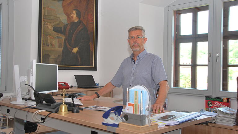 So arbeitet Bürgermeister Bernhard Weidner am liebsten: stehend, im Hintergrund das Ölgemälde Melchior Zobels von Giebelstadt.