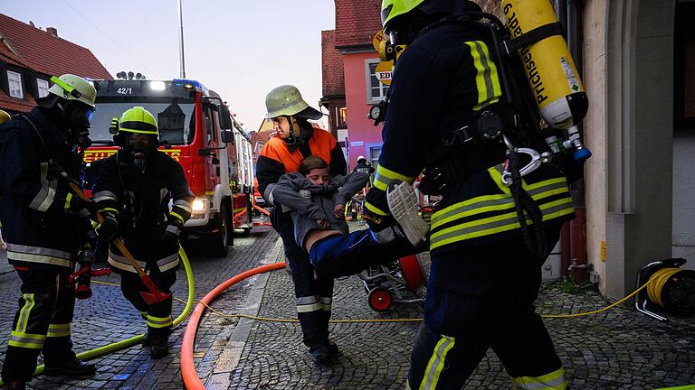 Proben für den Ernstfall: Zahlreiche Einsatzkräfte der Freiwilligen Feuerwehr und des BRK trainieren am Mittwoch in Prichsenstadt die Brandbekämpfung in der engen Altstadt.&nbsp;