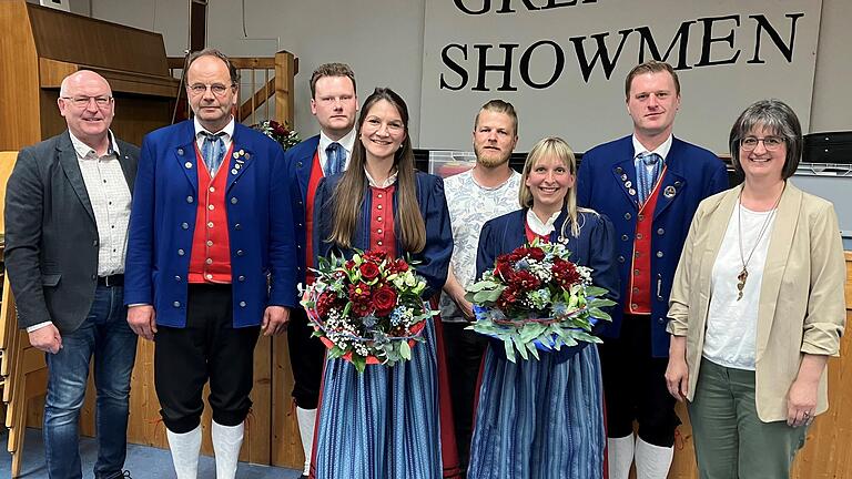 1. Vorsitzender Elmar Straub, Norbert Straub 50 Jahre aktives Musizieren, Maximilian Straub 20 Jahre aktives Musizieren, Stephanie Braun 20 Jahre aktives Musizieren, Tim Bömmel zehn Jahre aktive Tätigkeit als Kassier, Sabine Zirkenbach zehn Jahre aktive Tätigkeit als Schriftführerin, Markus Dünisch 30 Jahre aktives Musizieren, Kreisvorsitzende Nordbayrischer Musikbund Renate Haag, auf dem Bild fehlt, Joachim Gerlach 40 Jahre aktives Musizieren. 1. Vorsitzender Elmar Straub, Norbert Straub 50 Jahre aktives Musizieren, Maximilian Straub 20 Jahre aktives Musizieren, Stephanie Braun 20 Jahre aktives Musizieren, Tim Bömmel zehn Jahre aktive Tätigkeit als Kassier, Sabine Zirkenbach zehn Jahre aktive Tätigkeit als Schriftführerin, Markus Dünisch 30 Jahre aktives Musizieren, Kreisvorsitzende Nordbayrischer Musikbund Renate Haag, auf dem Bild fehlt, Joachim Gerlach 40 Jahre aktives Musizieren.