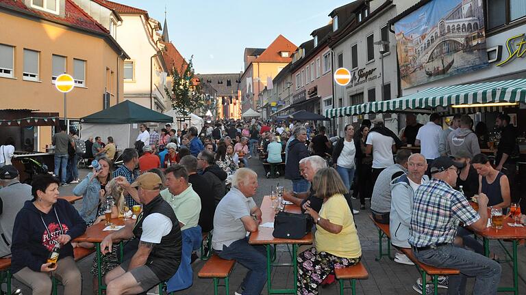 Die Hofheimer Innenstadt wurde am Freitagabend während der italienischen Nacht zur Fußgängerzone.