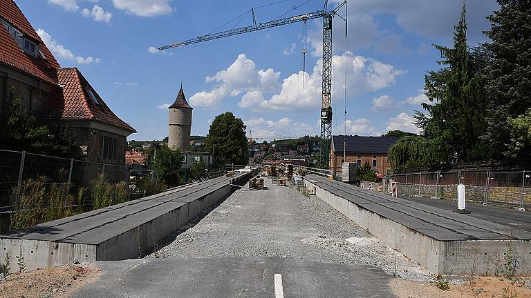 Auf den seitlichen Kopfbalken der südlichen Brückenrampe wurde bereits eine Isolierung aufgebracht. Die Fahrbahn erhält später eine Schutzschicht aus Gussasphalt, um vor Wasser und Streusalz geschützt zu sein.