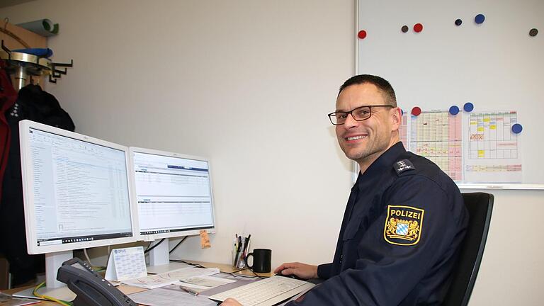 Noch hat Christian Pörtner sein Büro bei der Bad Kissinger Polizei, im März nimmt er auf dem Chefsessel in Hammelburg Platz. Foto: Ralf Ruppert       -  Noch hat Christian Pörtner sein Büro bei der Bad Kissinger Polizei, im März nimmt er auf dem Chefsessel in Hammelburg Platz. Foto: Ralf Ruppert