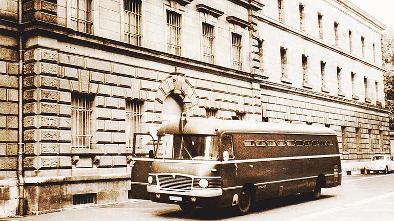 Vor 50 Jahren wollte sich ein jugendlicher Insasse der Justiz Vollzugsanstalt Würzburg eingeölt in die Freiheit zwängen. Das Bild zeigt das Gebäude der ehemaligen JVA Würzburg in der Ottostraße mit Gefangenentransport.