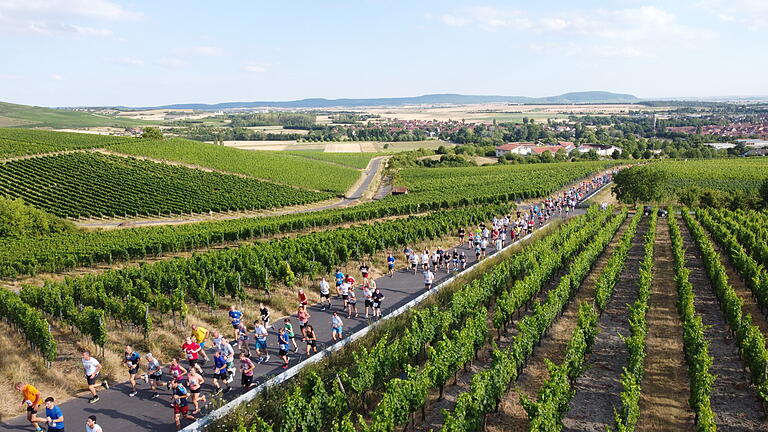 Läufer und Läuferinnen auf den ersten Kilometern des Schwanberglaufs von Iphofen nach Castell. Läufer und Läuferinnen auf den ersten Kilometern des Schwanberglaufs von Iphofen nach Castell.