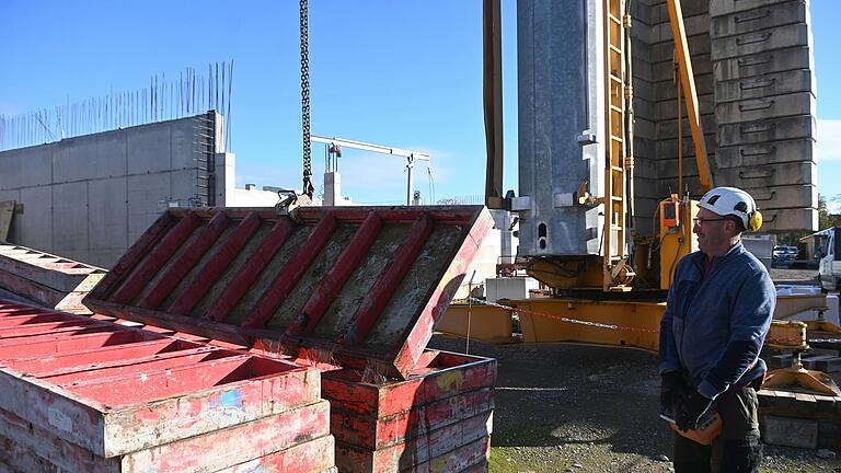 Die Arbeiten am 'Hotel Flockenwerk' sind wieder in vollem Gange. Investor Joachim Beck hofft nun auf einen milden Winter, um den Rohbau bis April nächsten Jahres vollenden zu können. Die Arbeiten am 'Hotel Flockenwerk' sind wieder in vollem Gange. Investor Joachim Beck hofft nun auf einen milden Winter, um den Rohbau bis April nächsten Jahres vollenden zu können. 