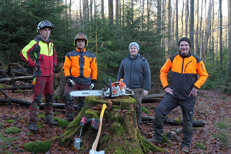 Das Team im Wald: Die Forstwirte Markus Ott und Felix Schnarr sowie Revierleiter Stefan Gruber und Stadforstchef Michael Neuner. Das Team im Wald: Die Forstwirte Markus Ott und Felix Schnarr sowie Revierleiter Stefan Gruber und Stadforstchef Michael Neuner.