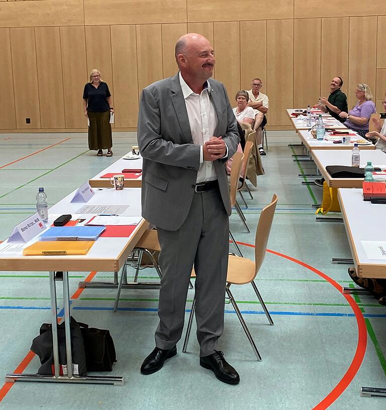 Ein erleichterter Bernd Rützel kurz nach Bekanntgabe des Wahlergebnisses. Ein erleichterter Bernd Rützel kurz nach Bekanntgabe des Wahlergebnisses.
