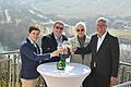 Auf den Neuanfang auf der Vogelsburg stoßen an (von links): Roman Müller und Uwe Rossburger von der R+F Hotel- und Restaurantbetriebsgesellschaft aus Nürnberg mit Schwester Hedwig Mayer und Karsten Eck, Leiter der Stiftung Juliusspital Würzburg.