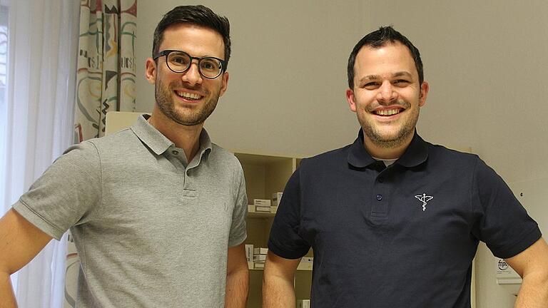 Dr. Matthias Hock und Dr. Tobias Freund (von links) übernehmen zum Jahresanfang die Arztpraxis von Eduard und Gisela Grünwald in der Moltkestraße in Kitzingen. Die beiden überzeugten Allgemeinmediziner und Hausärzte sind sichtbar zufrieden und gehen optimistisch in die Selbstständigkeit. Dr. Matthias Hock und Dr. Tobias Freund (von links) übernehmen zum Jahresanfang die Arztpraxis von Eduard und Gisela Grünwald in der Moltkestraße in Kitzingen. Die beiden überzeugten Allgemeinmediziner und Hausärzte sind sichtbar zufrieden und gehen optimistisch in die Selbstständigkeit.