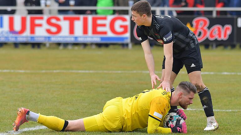 Der Schweinfurter Tim Kraus (oben) kann es nicht fassen: Unglaublich, was der Eichstätter Torwart Felix Junghan beim 0:0 gegen den FC 05 alles hielt.