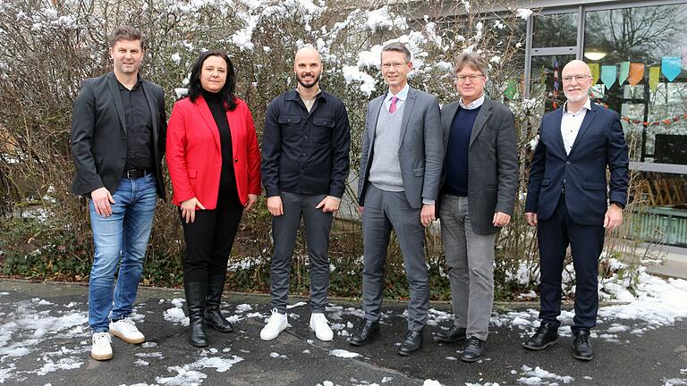 Die Auen-Mittelschule Schweinfurt hat mit Marco Forner einen neuen Rektor. Auf dem Bild (von links): Tomi Neckov, Nicole Schmitt (Schurätin), Marco Forner, Sebastian Remelé, Jürgen Montag (Referent Stadt Schweinfurt), René Gutermann (Amtsleiter für Sport, Schule und Ausbildungsförderung der Stadt Schweinfurt). Die Auen-Mittelschule Schweinfurt hat mit Marco Forner einen neuen Rektor. Auf dem Bild (von links): Tomi Neckov, Nicole Schmitt (Schurätin), Marco Forner, Sebastian Remelé, Jürgen Montag (Referent Stadt Schweinfurt), René Gutermann (Amtsleiter für Sport, Schule und Ausbildungsförderung der Stadt Schweinfurt).