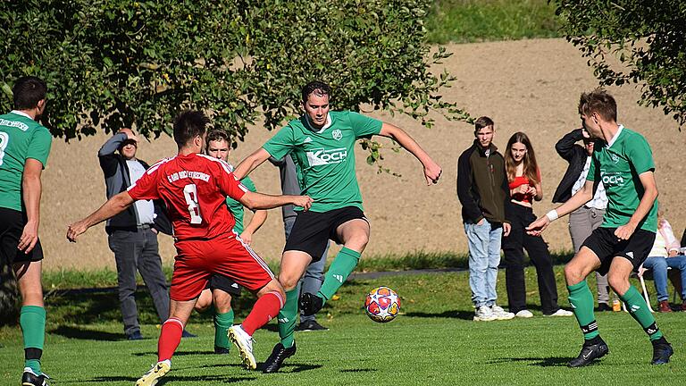 Unser Bild zeigt den Machtilshäuser Valentin Saum am Ball, wie er sich gegen Stefan Weingart von der SG Aschach/Bad Bocklet durchsetzt. Mit zwei Eigentoren halfen die Gäste beim SVM-Heimsieg kräftig mit.       -  Unser Bild zeigt den Machtilshäuser Valentin Saum am Ball, wie er sich gegen Stefan Weingart von der SG Aschach/Bad Bocklet durchsetzt. Mit zwei Eigentoren halfen die Gäste beim SVM-Heimsieg kräftig mit.