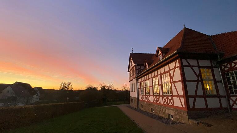 Vereinsheim des KTZV B1204 Hendungen zum Sonnenuntergang.