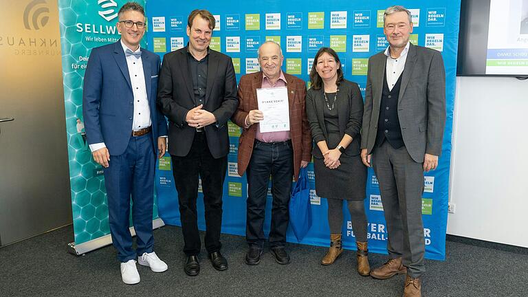 Auf dem Foto (von links): Sven Laumer (Verbands-Schiedsrichterobmann), Michael Oschmann (CEO Das Örtliche/SELLWERK), Ludwig Bauer, Julia Freimann (Beisitzerin Bezirks-Schiedsrichterausschuss Unterfranken), Robert Schraudner (BFV-Vizepräsident).
