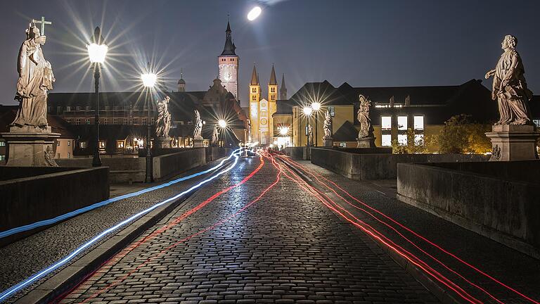 Alte Mainbrücke       -  Das Radfahren auf der Alten Mainbrücke wollten zwei CSU-Stadträte verbieten lassen. Der Grund: Touristen und Weintrinker würden durch die Radler gefährdet.