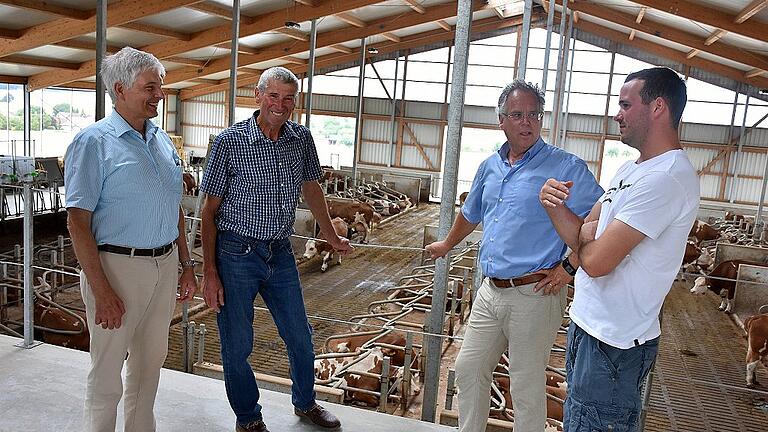 Landrat Reinhard Frank (Zweiter von rechts) informierte sich mit dem Leiter des Landwirtschaftsamtes, Meinhard Stärkel (links), bei den Betreibern des landwirtschaftlichen Betriebs Gehringer in Creglingen-Schonach. Hermann Gehringer (Zweiter von links) und Sohn Patrick Gehringer (rechts) präsentierten den neuen Milchkuhstall und brachten Sorgen und Nöte aus der Landwirtschaft zu Sprache.