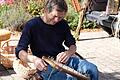 Bewundert wurde beim Herbstmark in Euerdorf ein Korbflechter aus Sand (Main), der gerade die Sitzfläche eines Korbsessels bearbeitete. Foto: Gerd Schaar       -  Bewundert wurde beim Herbstmark in Euerdorf ein Korbflechter aus Sand (Main), der gerade die Sitzfläche eines Korbsessels bearbeitete. Foto: Gerd Schaar