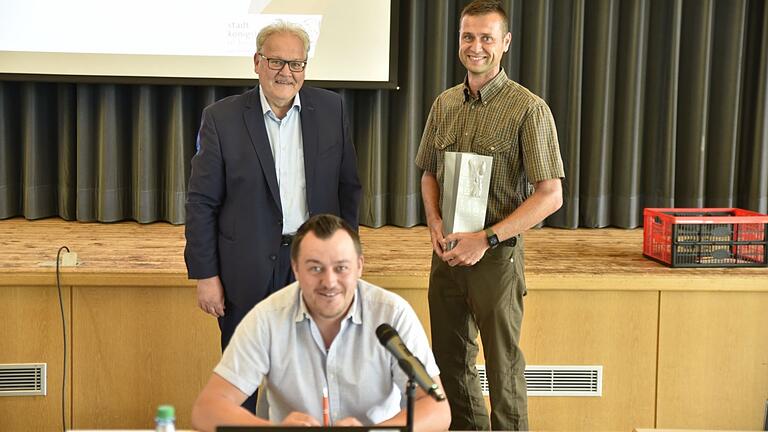 Ihren ersten Waldbericht im Stadtrat von Königsberg gaben der neue Stadtförster Patrick Valtenmeier (vorne) und Betriebsleiter Christian Bartsch (rechts) ab, dem Bürgermeister Claus Bittenbrünn zum Gewinn des Deutschen Waldpreises 2021 in der Kategorie 'Förster des Jahres' gratulierte.