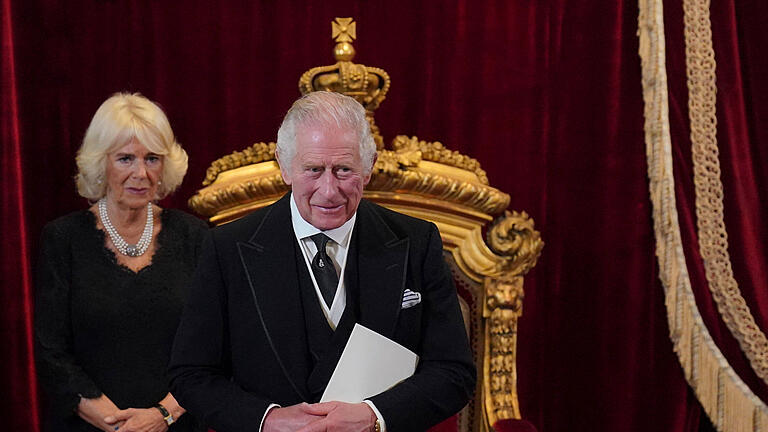 Details zur Krönung von König Charles       -  König Charles III. (hier mit seiner Gattin Camilla) wird Anfang Mai dieses Jahres gekrönt.