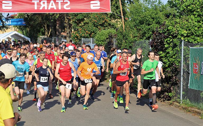 Start zum Krackenlauf: Der Lauf stand am Anfang des Sportwochenendes in Großlangheim. Start zum Krackenlauf: Der Lauf stand am Anfang des Sportwochenendes in Großlangheim.