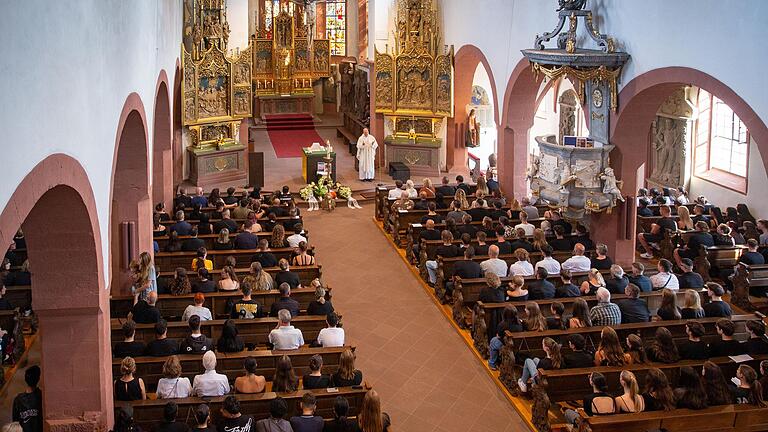 Zum Trauergottesdienst in die St.-Michael-Kirche in Lohr kamen am Dienstag mehr als 500 Menschen, um von dem mutmaßlich getöteten 14-Jährigen Abschied zu nehmen.