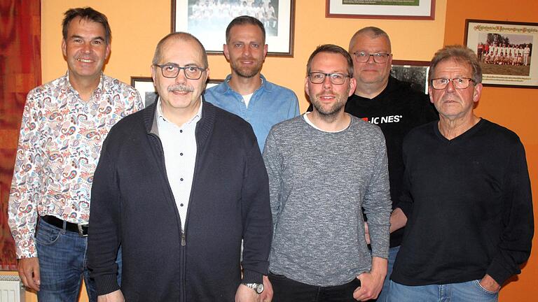 Im Amt bestätigt wurde der Vorstand des TSV/DJK Wiesentheid um Vorsitzenden Peter Neumayer (zweiter von links). Zum Gremium zählen Andreas Sinning, Holger Gropp, Johannes Austel, Stephen Seifert und Günter Rehberger (von links).