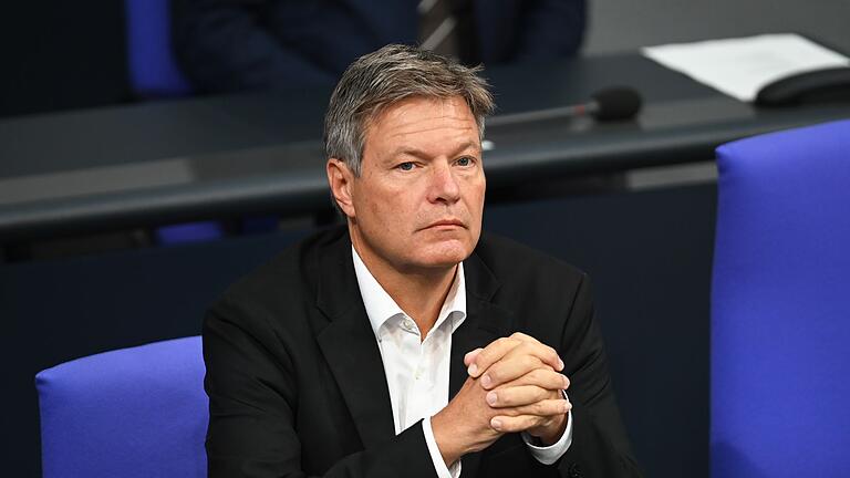 Bundestag       -  Manche Grüne fragen sich, ob eine Kanzlerkandidatur angesichts von Umfragewerten um die zehn Prozent überhaupt realistisch ist. Bundeswirtschaftsminister Robert Habeck sagt, das solle auf dem Bundesparteitag Mitte November geklärt werden.