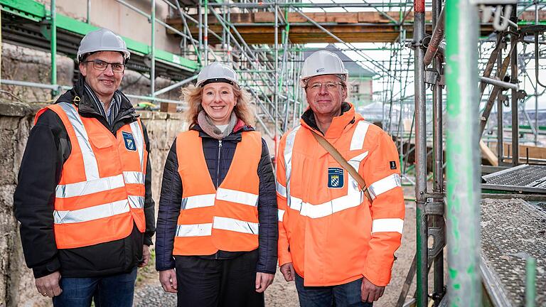 Mathis Gruhn (links), Baudirektor bei der Bayerischen Verwaltung der staatlichen Schlösser und Seen aus München, Daniela Kircher,&nbsp;Fachbereichsleiterin Hochbau beim staatlichen Bauamt in Würzburg und Projektleiter&nbsp;Arno Riedel führten über die Baustelle auf der Festung Marienberg.