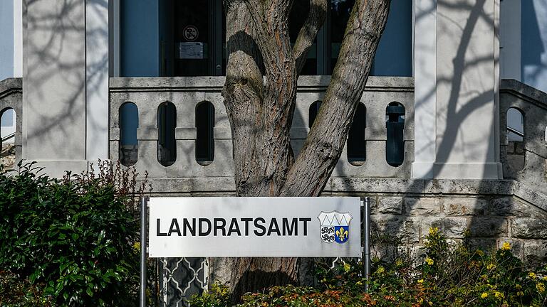 Ein Beamter des Landratsamtes Würzburg muss sich vor dem Würzburger Landgericht für 31 Fälle der Untreue rechtfertigen. Ein Beamter des Landratsamtes Würzburg muss sich vor dem Würzburger Landgericht für 31 Fälle der Untreue rechtfertigen.