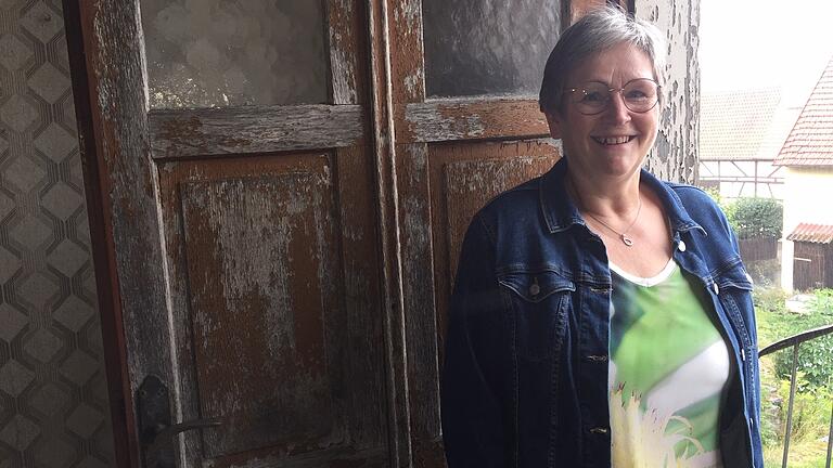 Kennt sich mit dem ehemaligen Pfarrhaus in Sondheim aus wie keine Zweite: Für Carolin Menz geht mit der Sanierung ein Traum in Erfüllung. Kennt sich mit dem ehemaligen Pfarrhaus in Sondheim aus wie keine Zweite: Für Carolin Menz geht mit der Sanierung ein Traum in Erfüllung. 