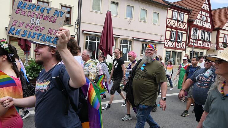 Mit Schildern verliehen die Demonstranten ihren Forderungen Nachdruck. Mit Schildern verliehen die Demonstranten ihren Forderungen Nachdruck.