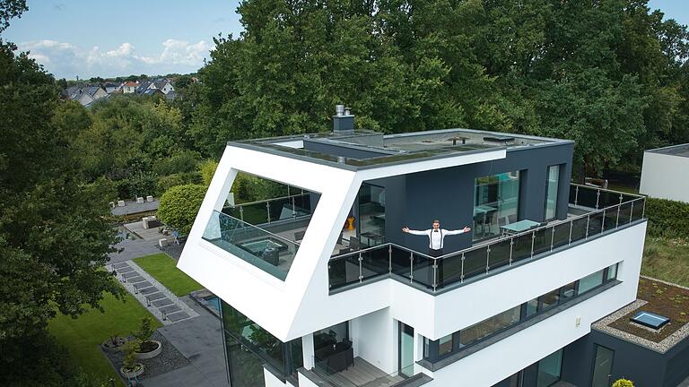Immobilien-Influencer „Mr. Unreal Estate” - Leon Sandhowe hat es schon immer interessiert, wie es hinter Türen anderer Wohnungen aussieht. Immobilien-Influencer „Mr. Unreal Estate” - Leon Sandhowe hat es schon immer interessiert, wie es hinter Türen anderer Wohnungen aussieht.