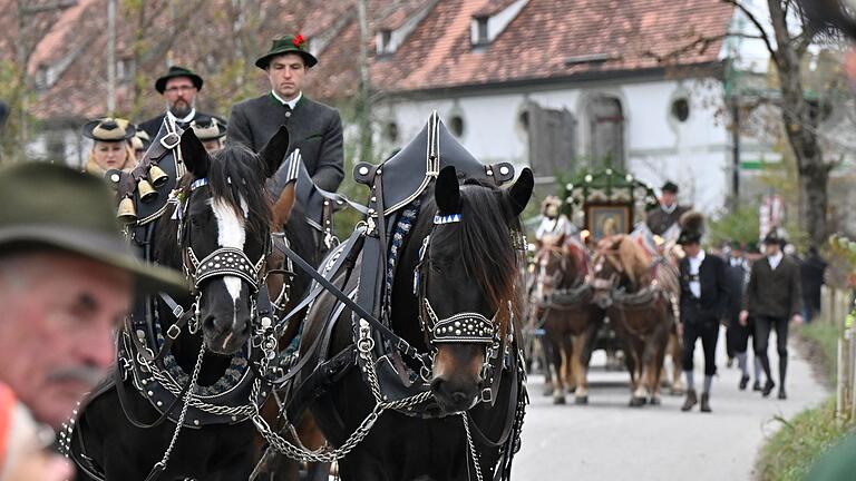 Leonhardifahrt - Benediktbeuern       -  Dutzende Reiter, Musikkapellen und knapp 50 festlich geschmückte Pferdegespanne zogen am Vormittag durch den Ort.