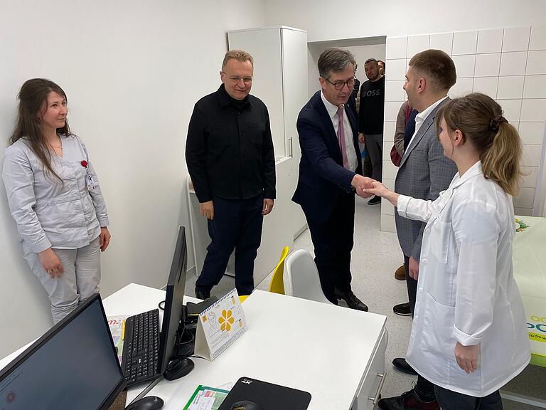 Die Oberbürgermeister Andrij Sadovyj (links) und Christian Schuchardt besichtigen ein Schwesternzimmer im neuen Trakt des Krankenhauses von Lwiw. Die Oberbürgermeister Andrij Sadovyj (links) und Christian Schuchardt besichtigen ein Schwesternzimmer im neuen Trakt des Krankenhauses von Lwiw.